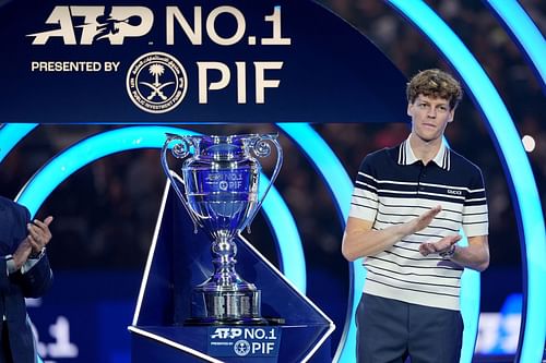 Jannik Sinner with his year-end World No. 1 trophy at the 2024 ATP Finals (Source: Getty)