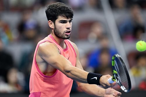 Alcaraz plays a slice forehand on tour - Source: Getty