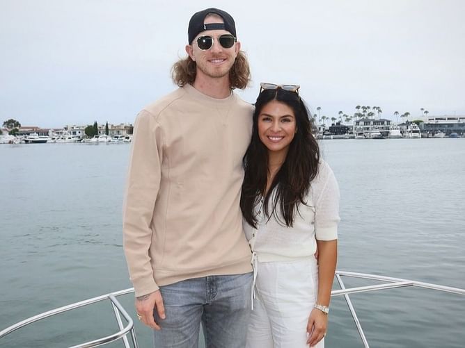 Josh Hader steals the show in cowboy hat while posing for a cozy mirror selfie with wife Maria