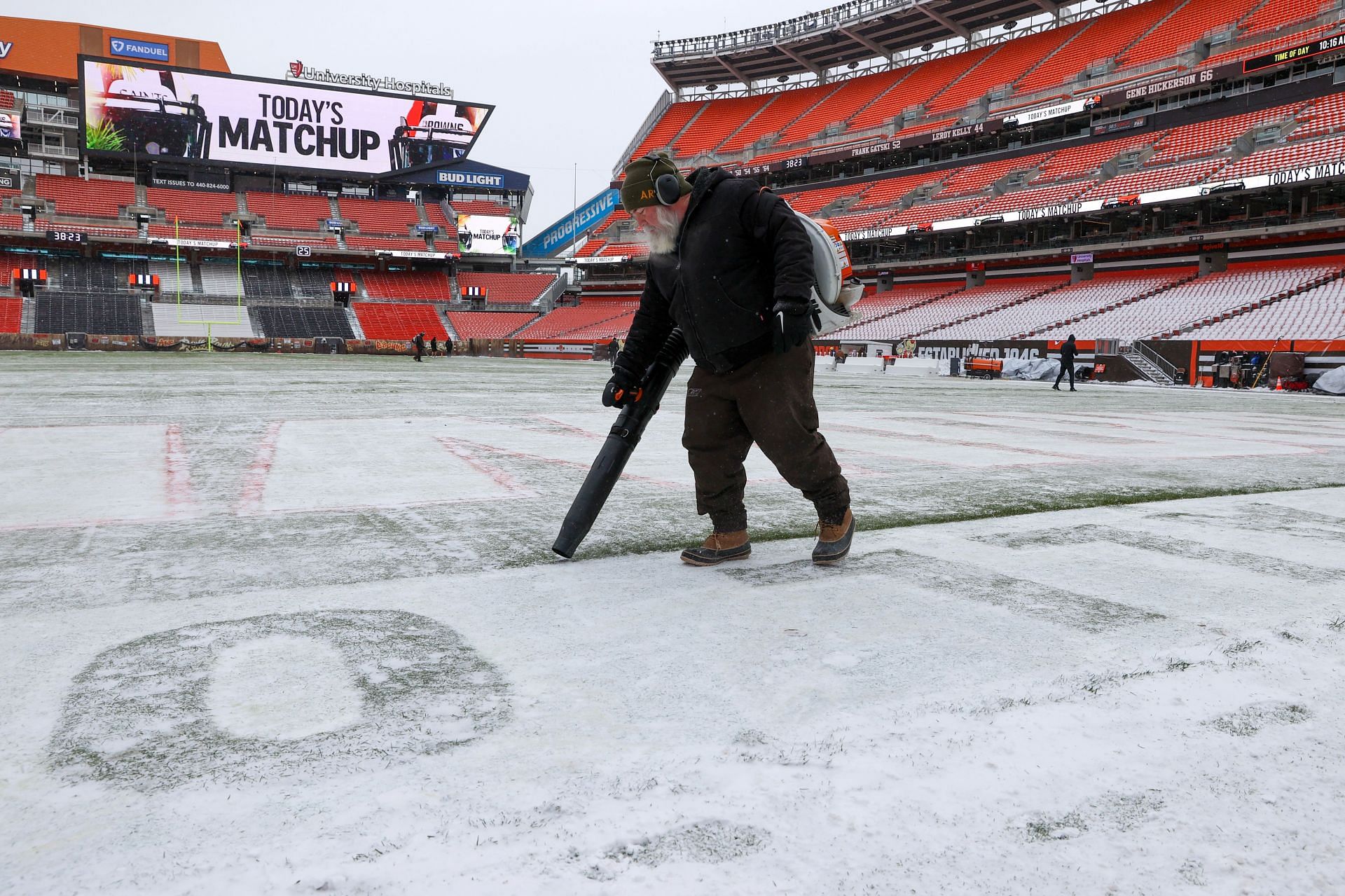 NFL fans brace as snowstorm intensifies at Browns vs Steelers TNF