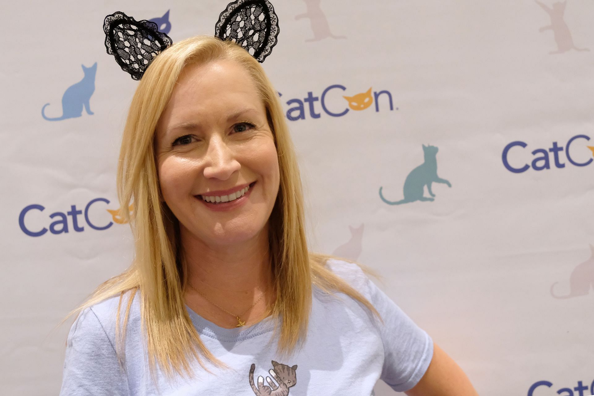 Actress Angela Kinsey at the Pasadena Convention Center for 2019 CatCon (Image via Getty/Sarah Morris/)