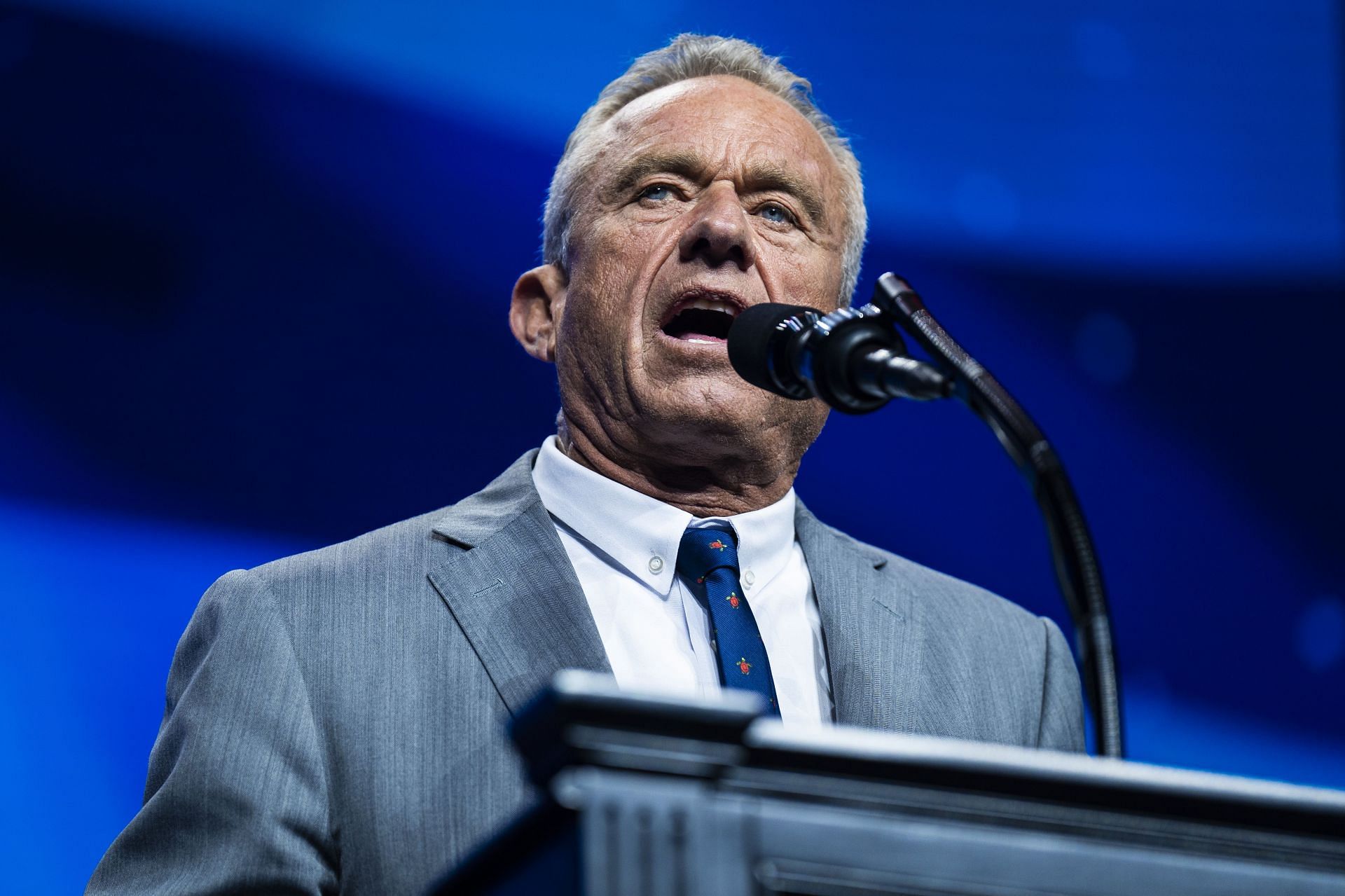 Robert F. Kennedy Jr. speaks at a Turning Point Action rally in Duluth, GA (Image via Getty/Jabin Botsford)