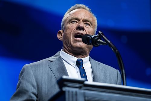 Robert F. Kennedy Jr. speaks at a Turning Point Action rally in Duluth, GA (Image via Getty/Jabin Botsford)