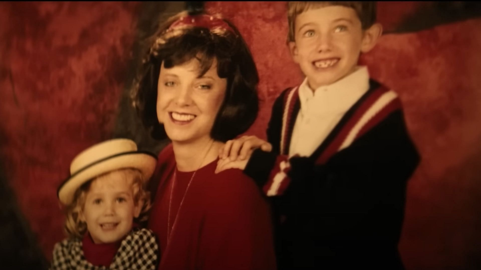 Patsy Ramsey with Burke and JonBen&eacute;t Ramsey (Image via YouTube/Netflix)