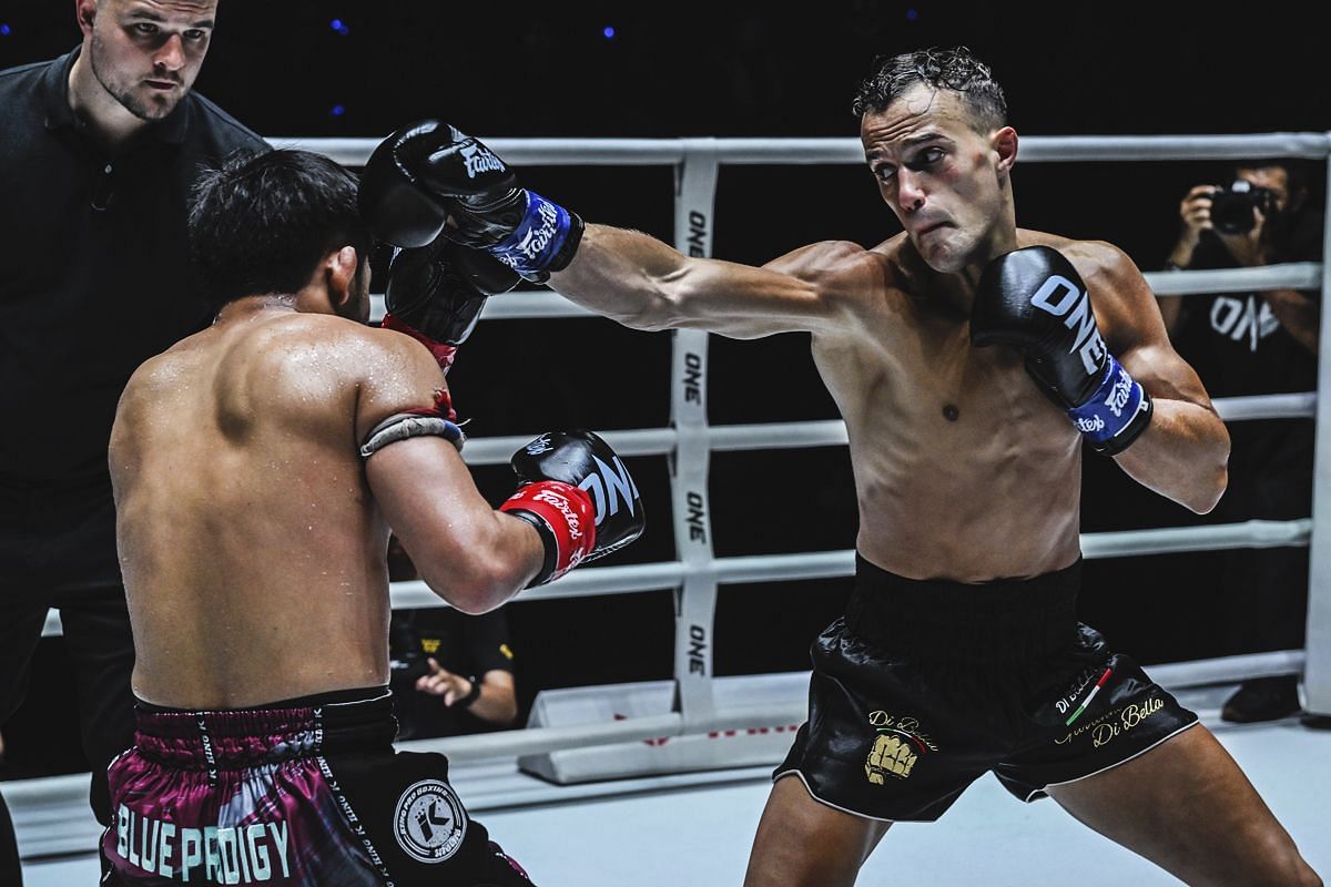 Jonathan Di Bella (R) vs Prajanchai | Photo by ONE Championship