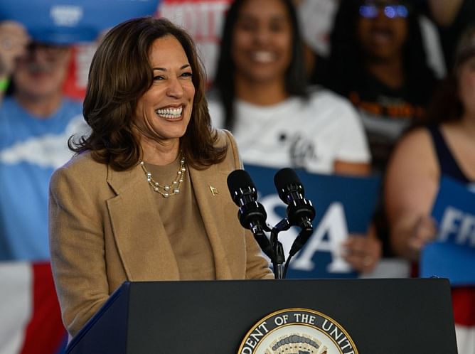 “This is so parks and recreation coded” — Internet reacts to viral video of Kamala Harris visiting Pennsylvania residents on night before election