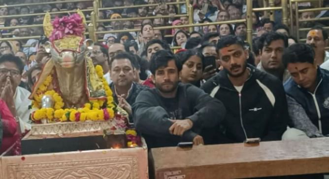 [Watch] Axar Patel and Ravi Bishnoi visit Shri Mahakaleshwar temple after IPL 2025 auction