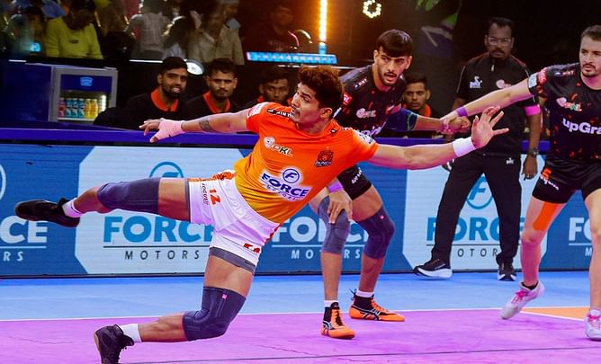 Pro Kabaddi League : यू-मुम्बा को हराकर टॉप पर पहुंची पुनेरी पलटन, कप्तान ने किया शानदार प्रदर्शन