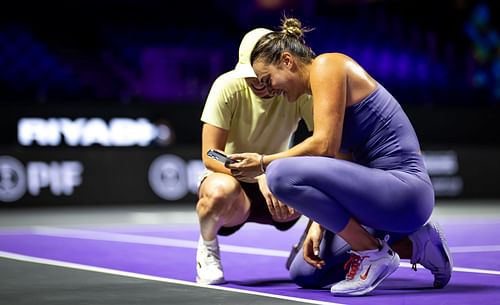 Iga Swiatek and Aryna Sabalenka during a practice session at the 2024 WTA Finals. (Source: Getty)