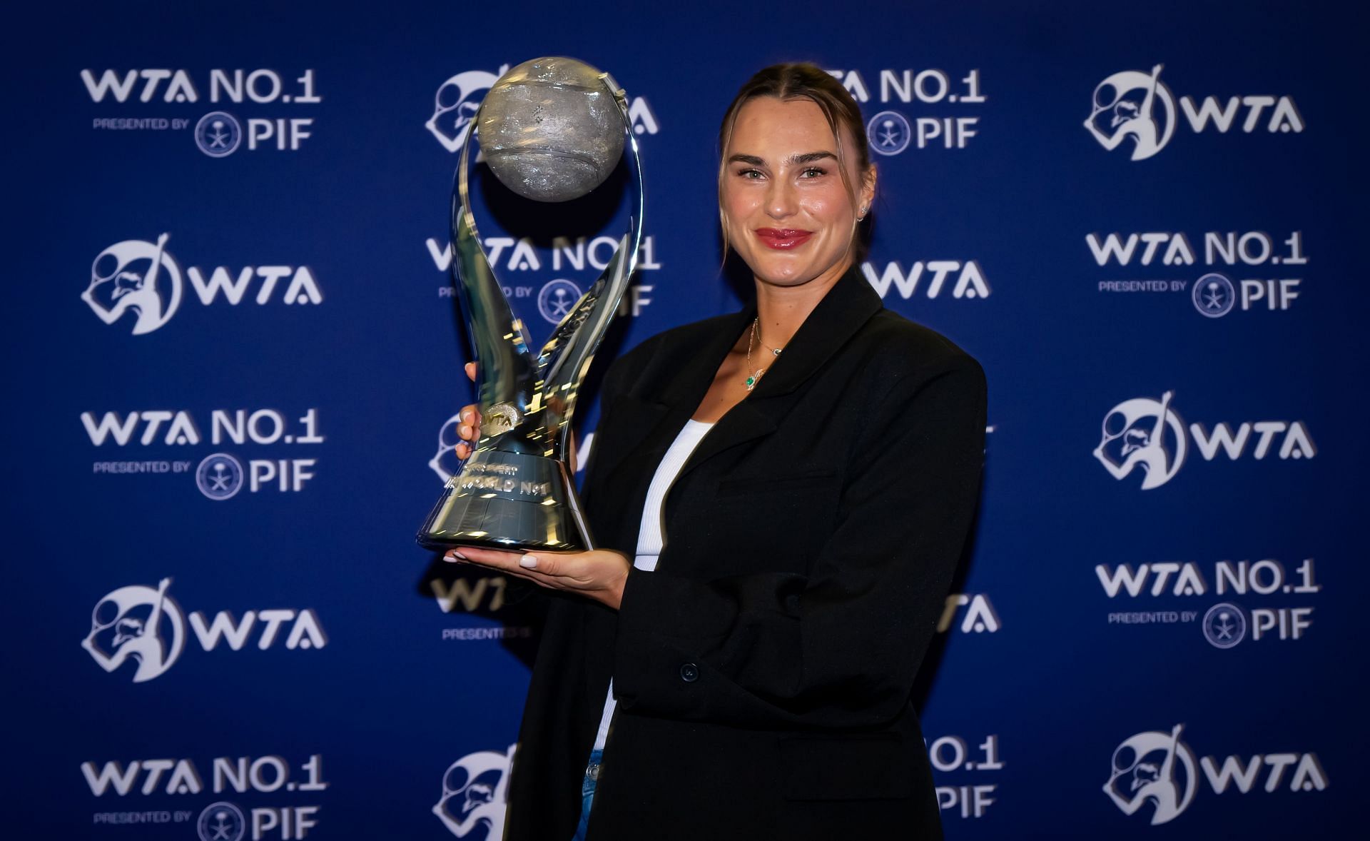 Aryna Sabalenka with the year-end World No. 1 trophy (Image: Getty)