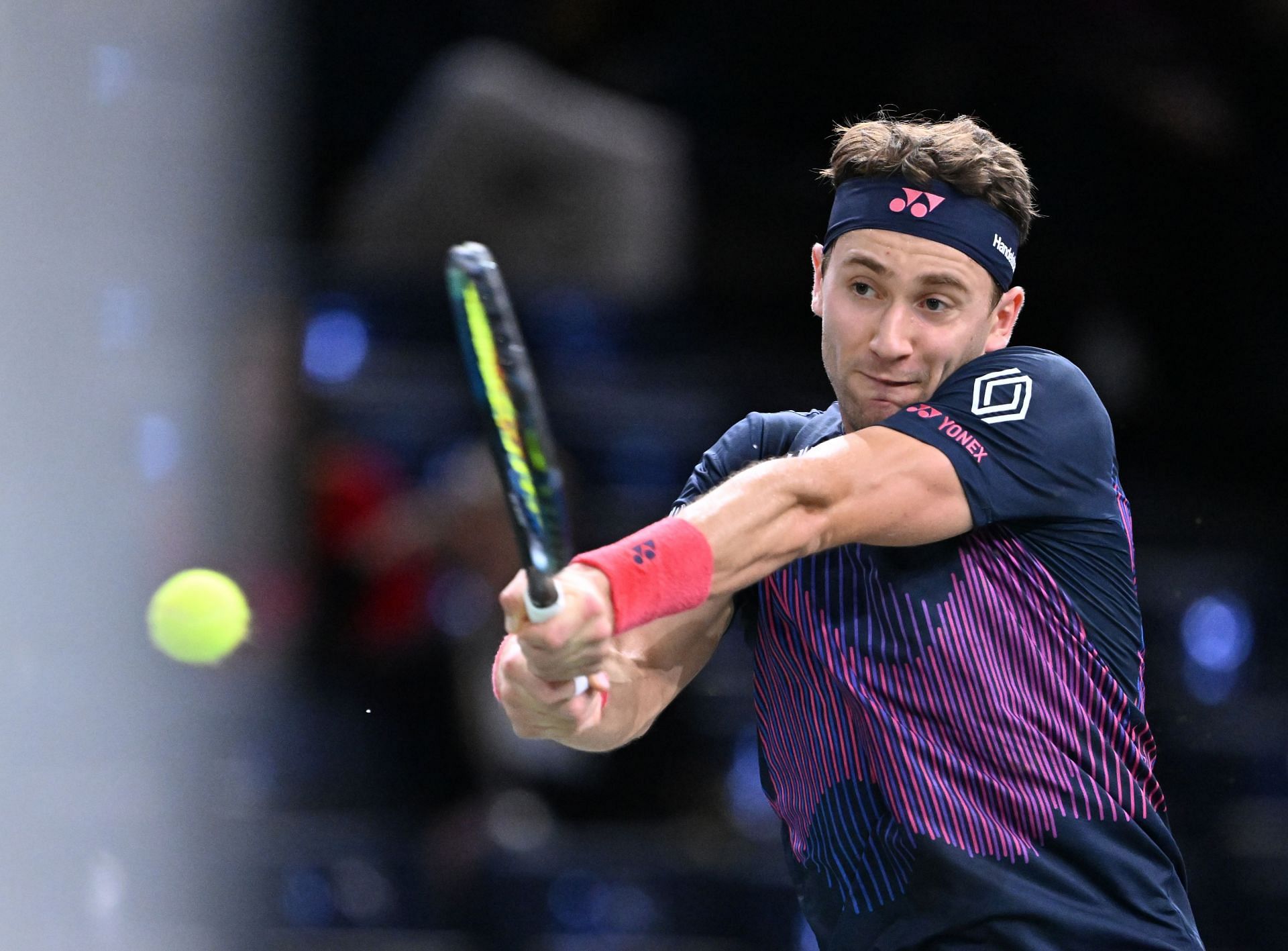 Casper Ruud plays a backhand in the Paris Masters 2024 - Source: Getty