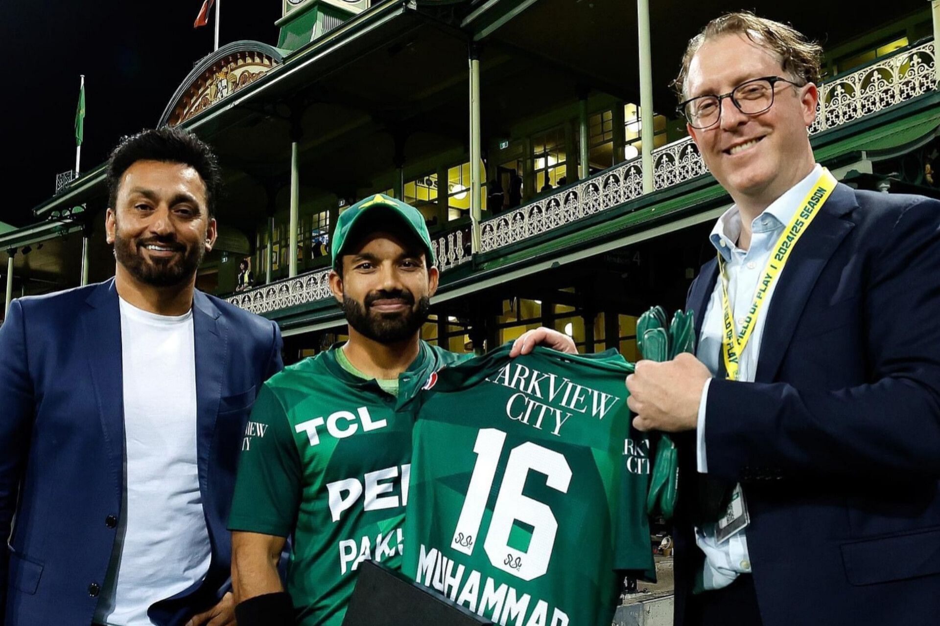  Mohammad Rizwan donates a pair of gloves and a jersey to the Sydney Cricket Ground Museum (Image via Instagram-@ourscg)