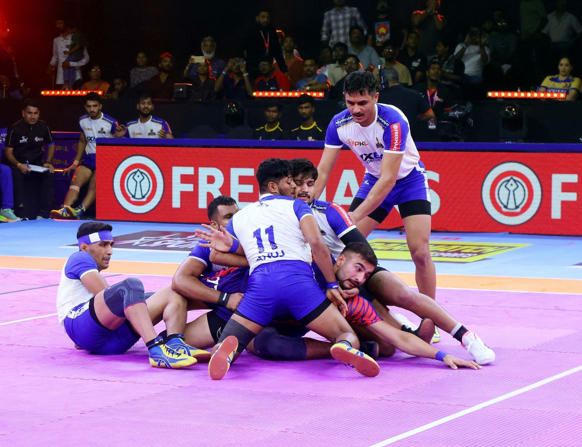 Tamil Thalaivas defenders tackle Ashu Malik