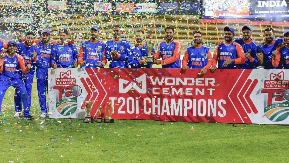 भारतीय क्रिकेट टीम टी20 सीरीज जीत के बाद ट्रॉफी के साथ (Photo Credit_@SunRisers)