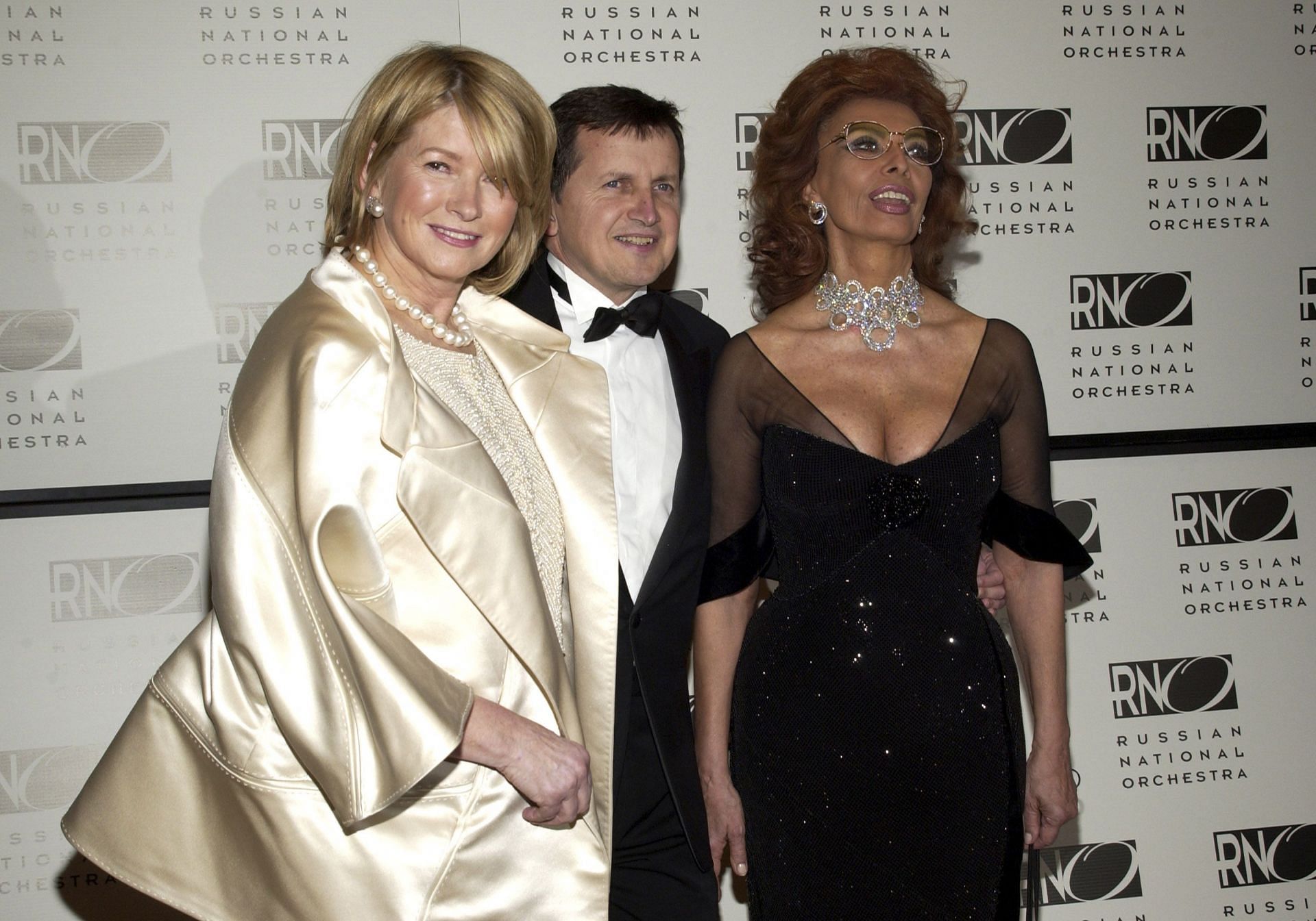 Sophia Loren is seen with Martha Stewart and Charles Simonyi in 2006 (Image via Getty)