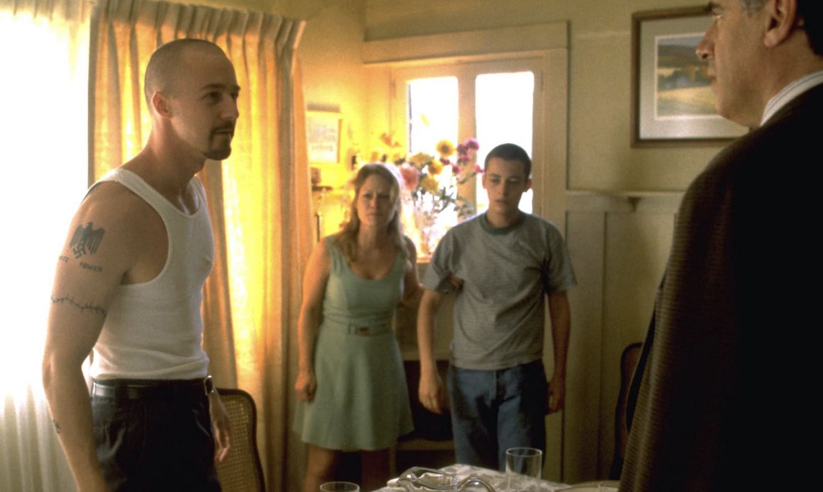 Beverly D'Angelo, Edward Furlong, Elliott Gould, and Edward Norton in American History X (Image via New Line Cinema)