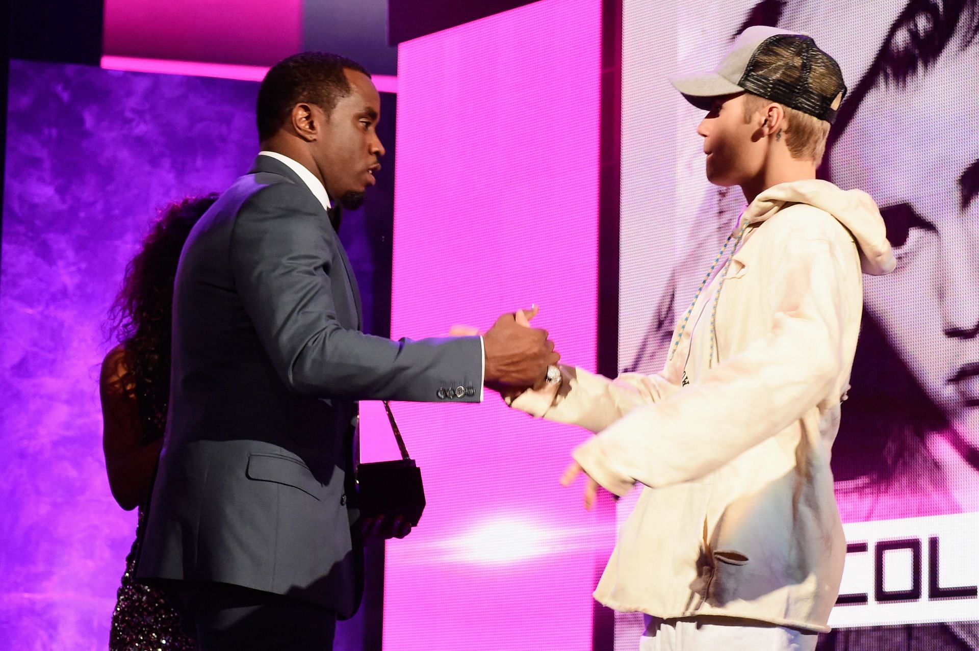 2015 American Music Awards - Roaming Show - Source: Getty