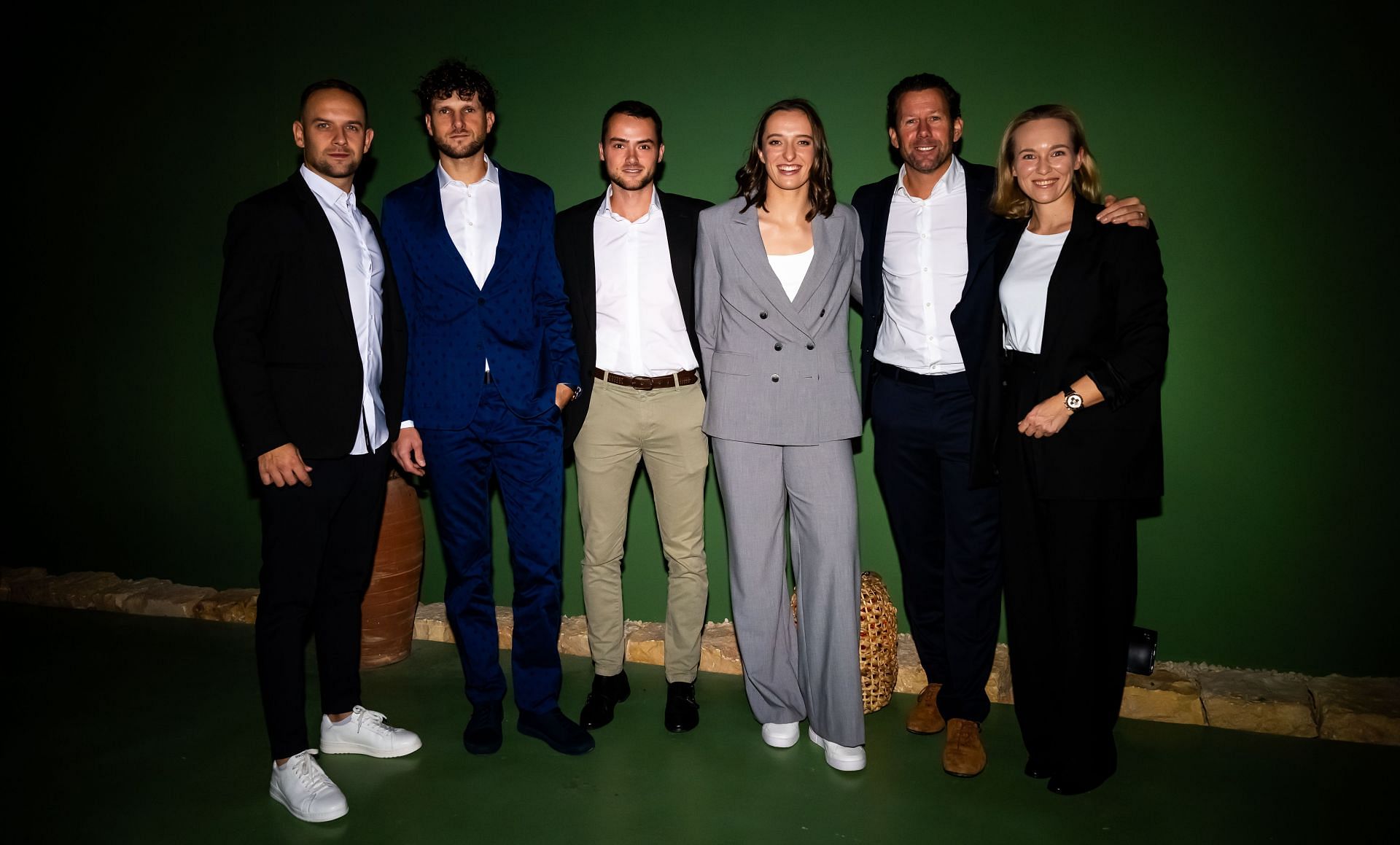 Iga Swiatek (4th from the left) with her coaching team during the 2024 WTA Finals (Image source: Getty)