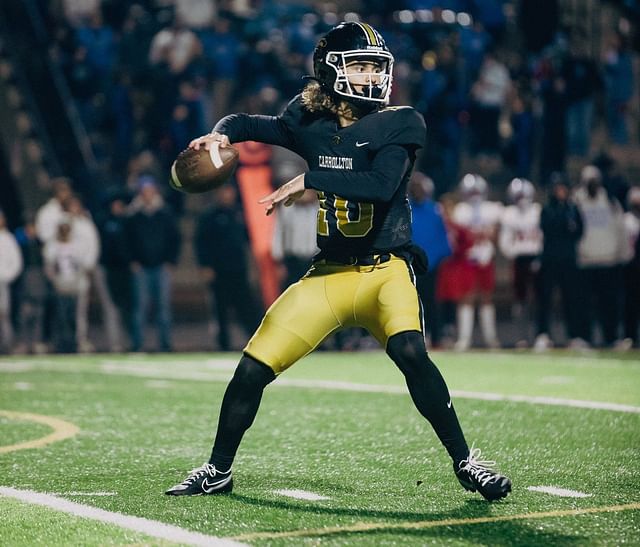 Carrollton quarterback Julian Lewis #10 during a game. Image via @JulianLewis10 on X 