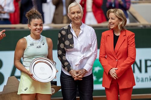 (L-R) Jasmine Paolini, Martina Navratilova, and Chris Evert at the French Open (Image: Getty)