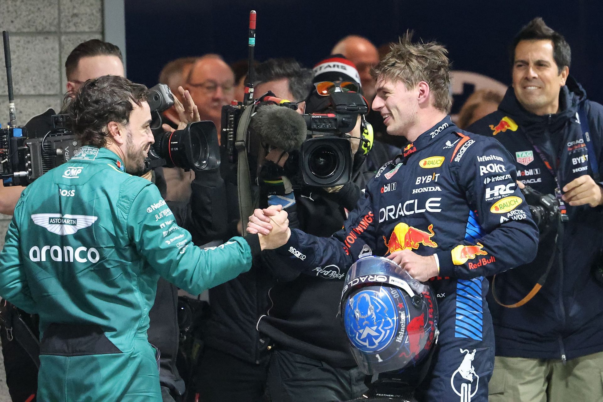 Fernando Alonso congratulates Max Verstappen in Las Vegas (Getty Images)