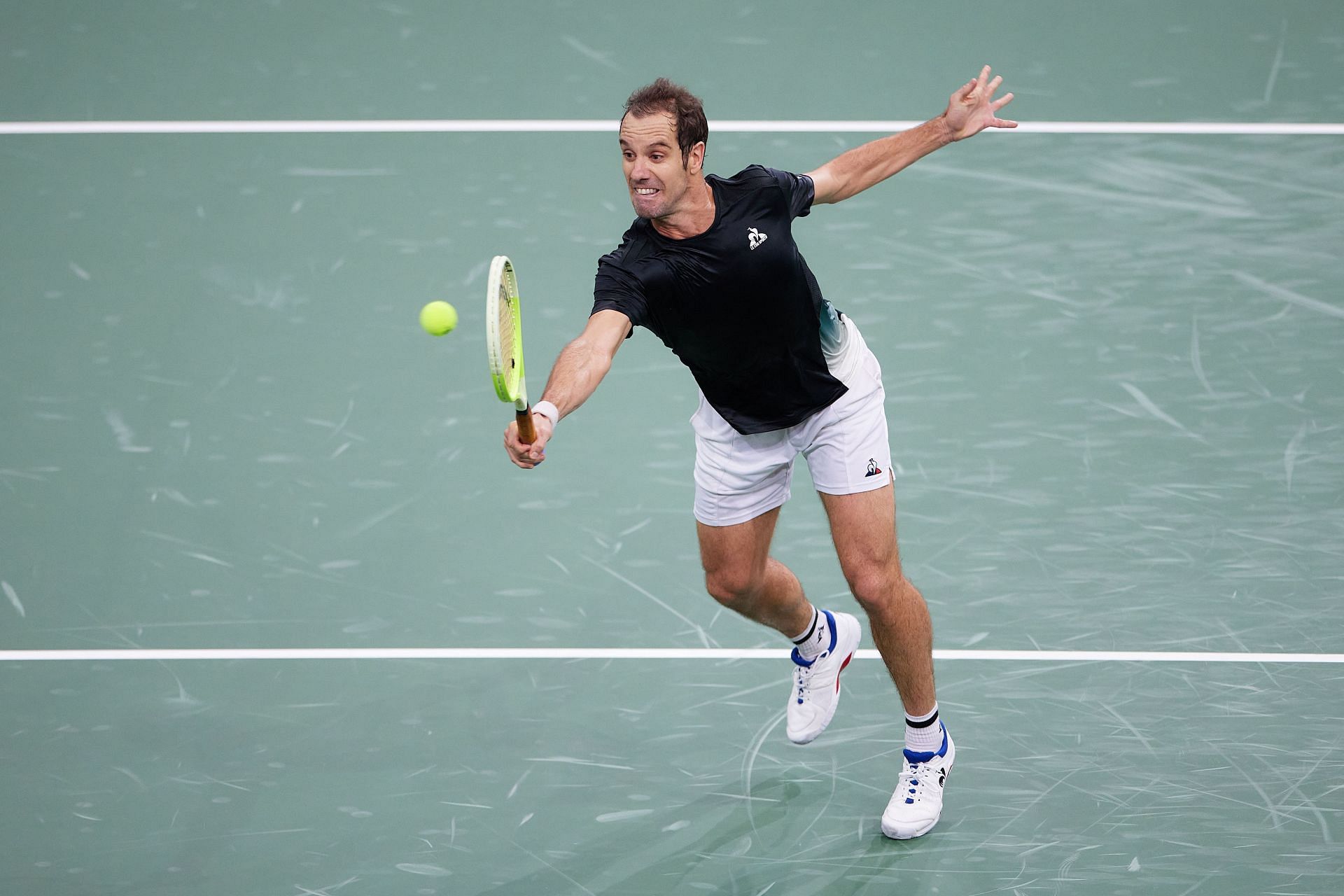 Michelsen plays a volley int the Rolex Paris Masters 2024 - Source: Getty