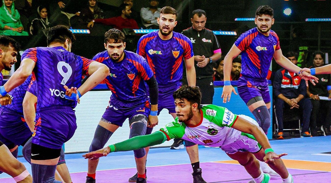 दबंग दिल्ली vs पटना पाइरेट्स (Photo Credit - @ProKabaddi)