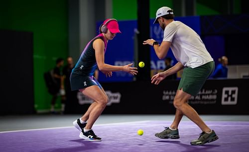 Swiatek warming up before her match in the WTA Finals - Source: Getty