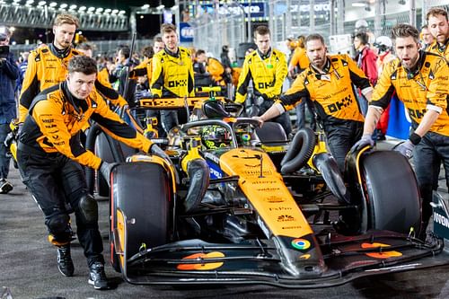 AUTO: NOV 23 F1 Heineken Silver Las Vegas Grand Prix LAS VEGAS, NV - NOVEMBER 23: Lando Norris (4) of the United Kingdom and team McLaren F1 Team is wheeled into position before the race during the F1 Heineken Silver Las Vegas Grand Prix on November 23, 2024, at the Las Vegas Street Circuit in Las Vegas, Nevada. (Photo by Bob Kupbens / Icon Sportswire via Getty Images)