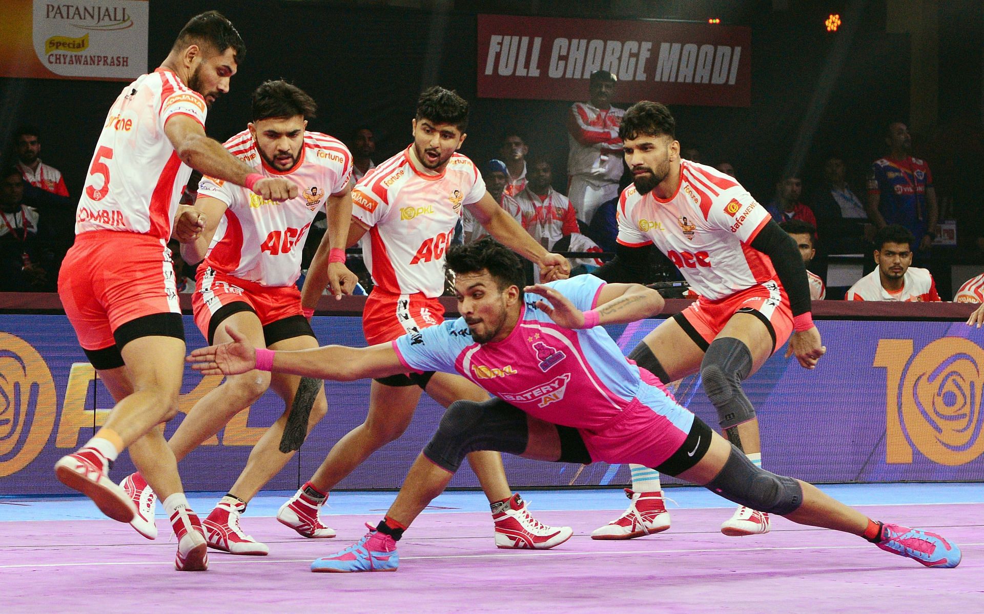 Will the Jaipur Pink Panthers condemn the Gujarat Giants to their 8th defeat of the season? (Image Courtesy: PKL)