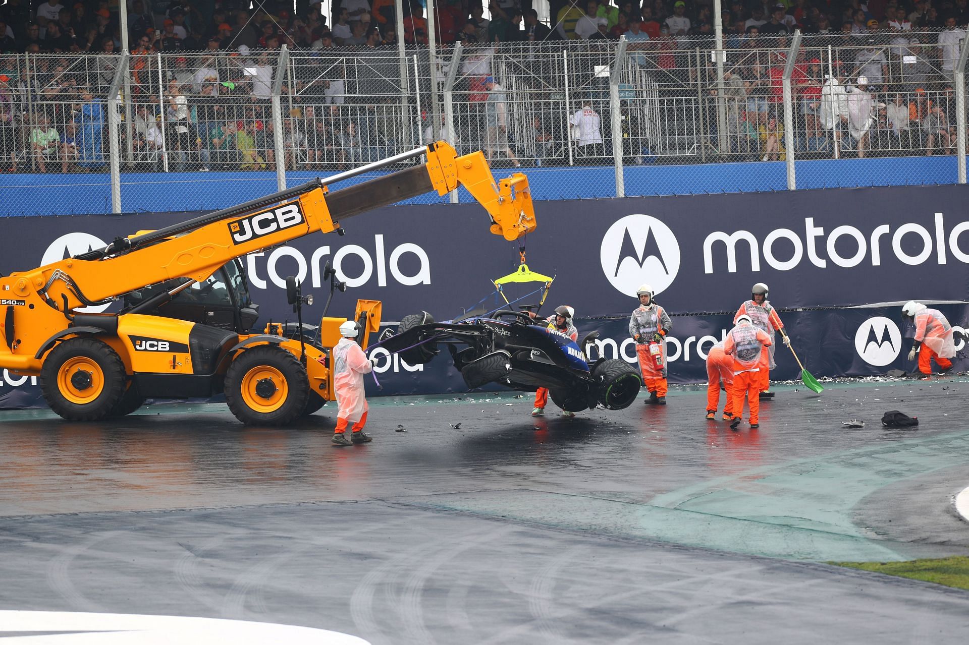 Marshalls recover the car of Alexander Albon of Thailand and Williams after crashing during qualifying of the F1 Grand Prix of Brazil - Qualifying - Source: Getty Images