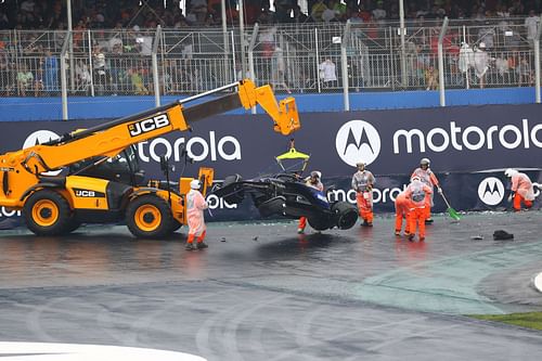 Marshalls recover the car of Alexander Albon of Thailand and Williams after crashing during qualifying of the F1 Grand Prix of Brazil - Qualifying - Source: Getty Images