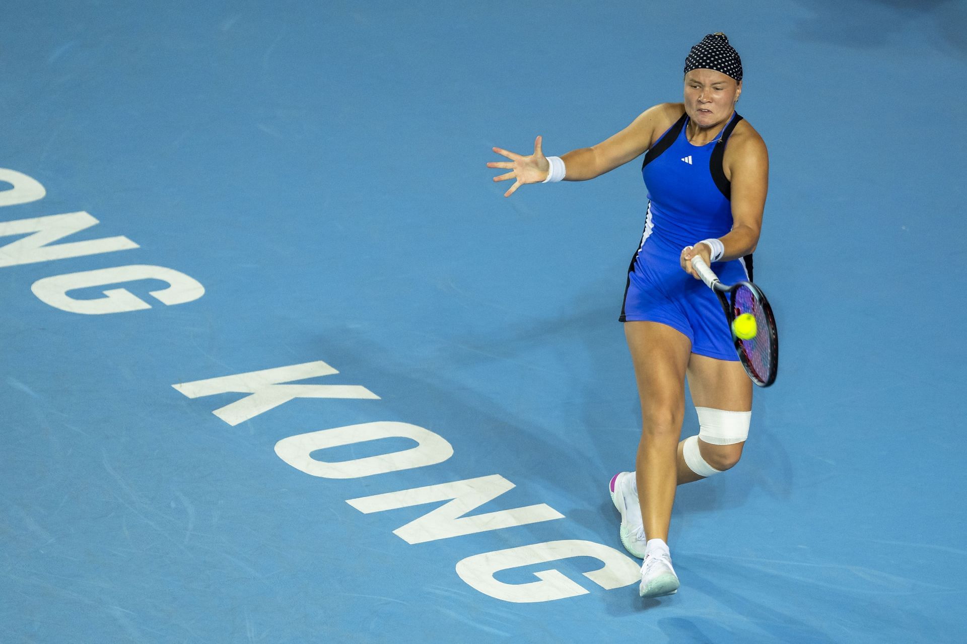 Shnaider plays a forehand in the Hong Kong Tennis Open - Source: Getty