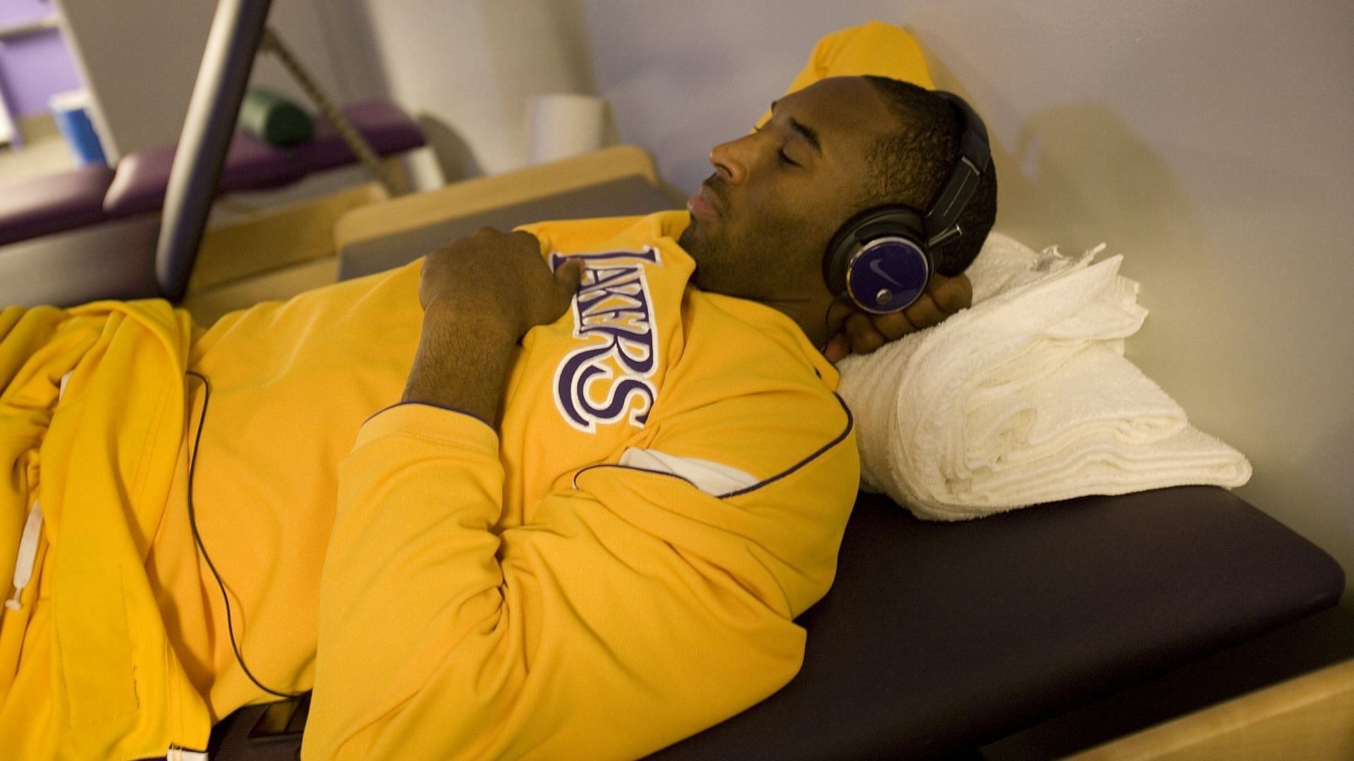 Kobe Bryant relaxes in a dressing room before a Lakers game at the Staples Center, Los Angeles, California. (Image via Getty/Justin Jay)