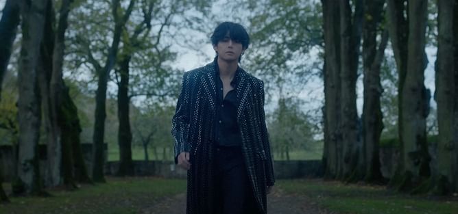 “Art like this deserves to be seen in grand scale!”— Fans react to BTS’ Taehyung’s ‘Winter Ahead’ MV teaser screened at Shinsegae Square