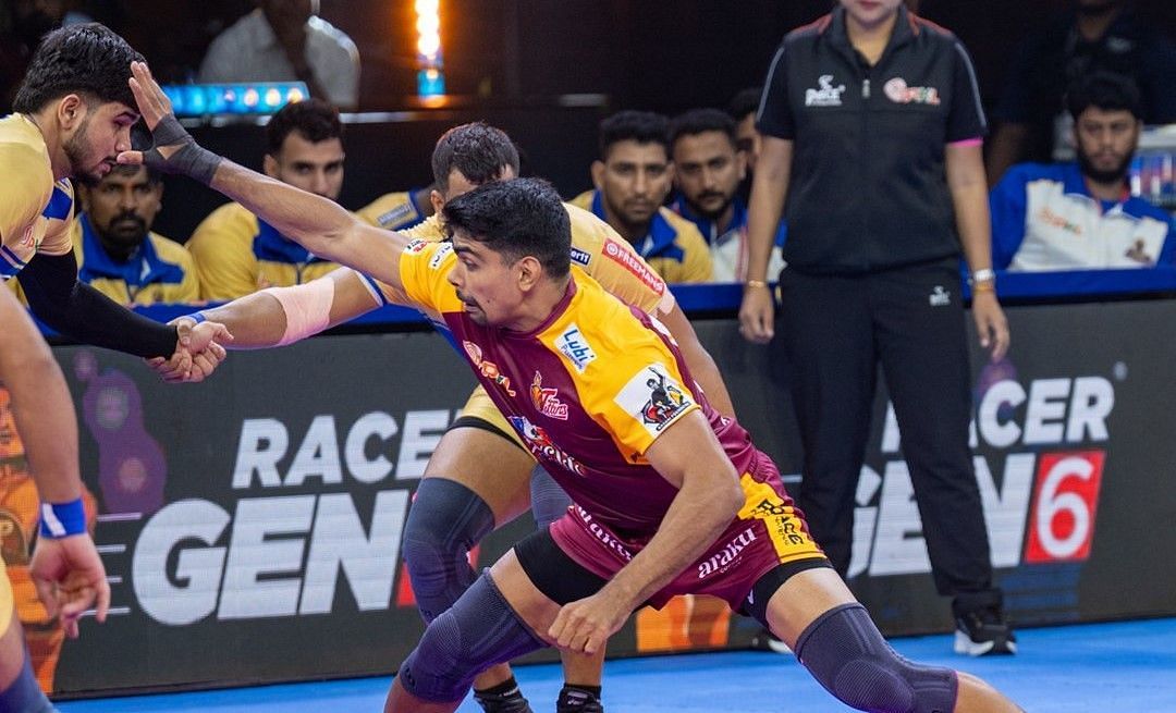 पवन सेहरावत रेडिंग के दौरान (Photo Credit - @Telugu_Titans)