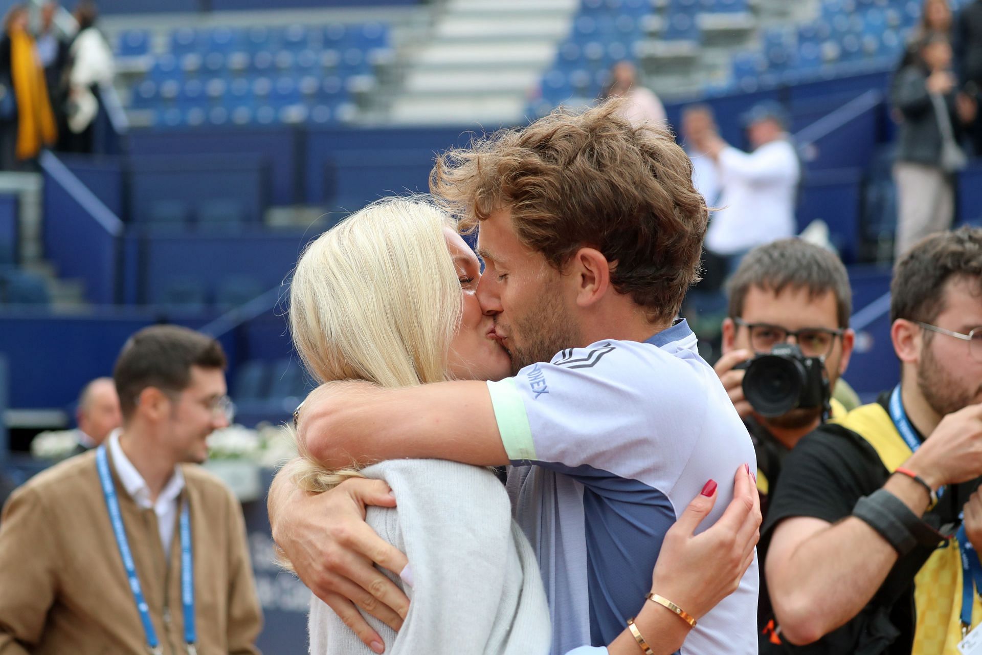 Casper Ruud and Maria Galligani sharing a kiss (Source: Getty)