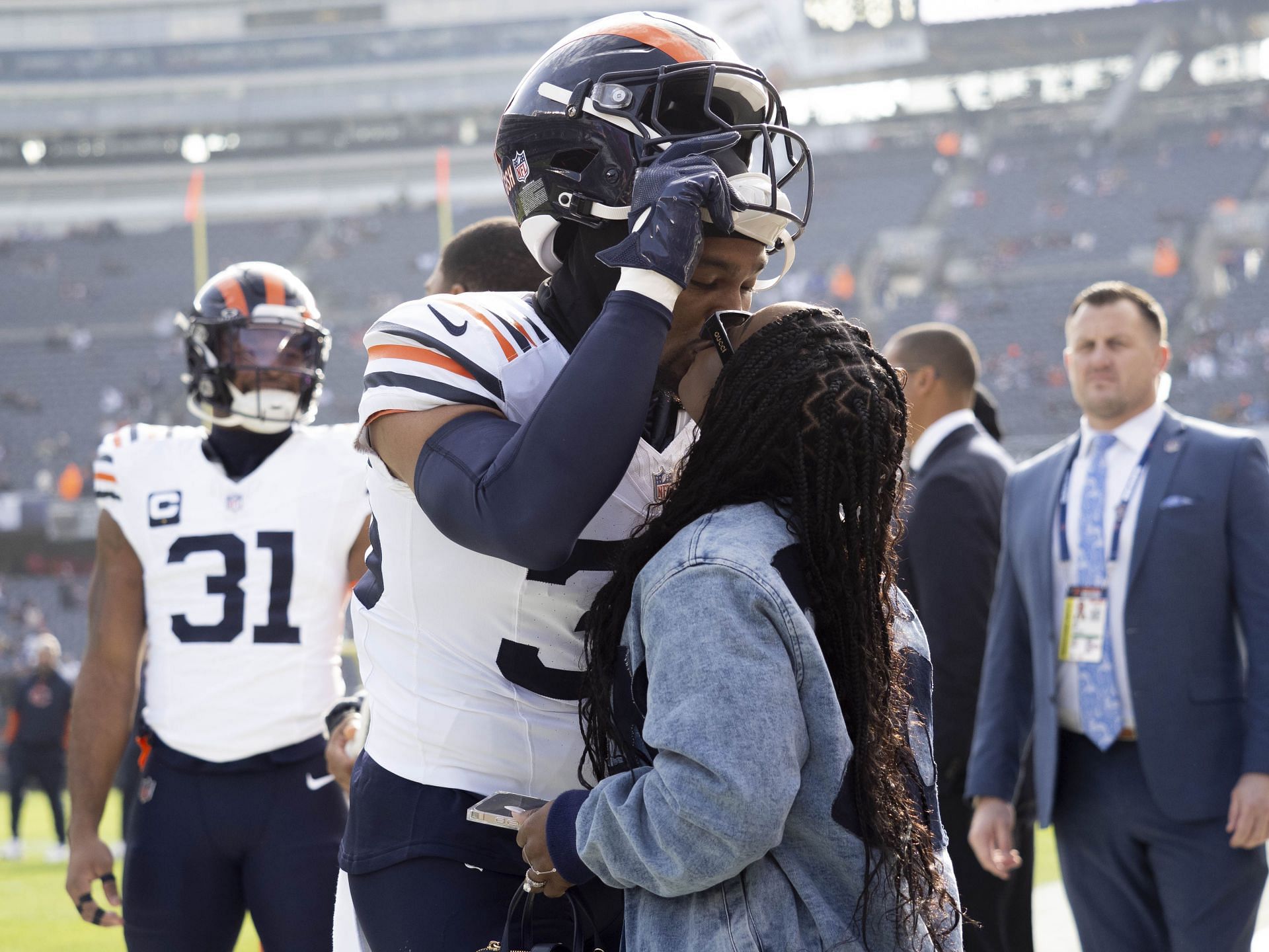 NFL: NOV 24 Vikings at Bears - Simone Biles and Jonathan Owens share a kiss (Source: Getty)