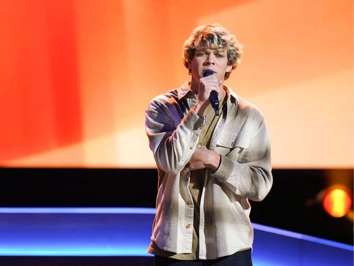 Mor Ildlerton performs during The Voice season 26 (Image via NBC)