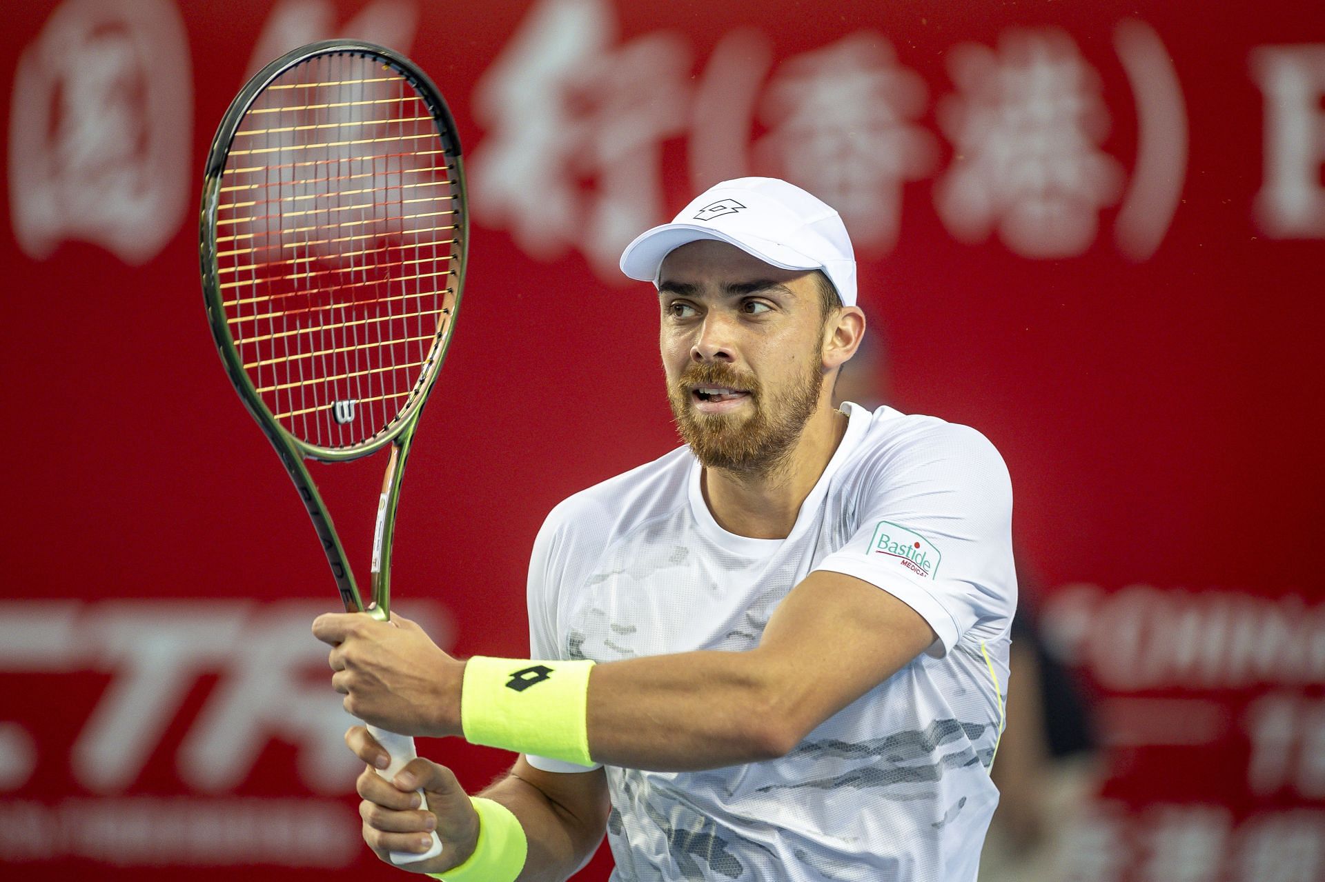 Benjamin Bonzi plays a backhand in the Hong Kong Open - Source: Getty