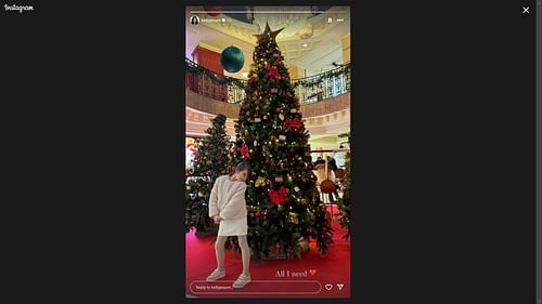 Kelly Piquet posted a picture on Instagram of Penelope Kvyat in front of a giant Christmas tree (Image via Instagram/kellypiquet)