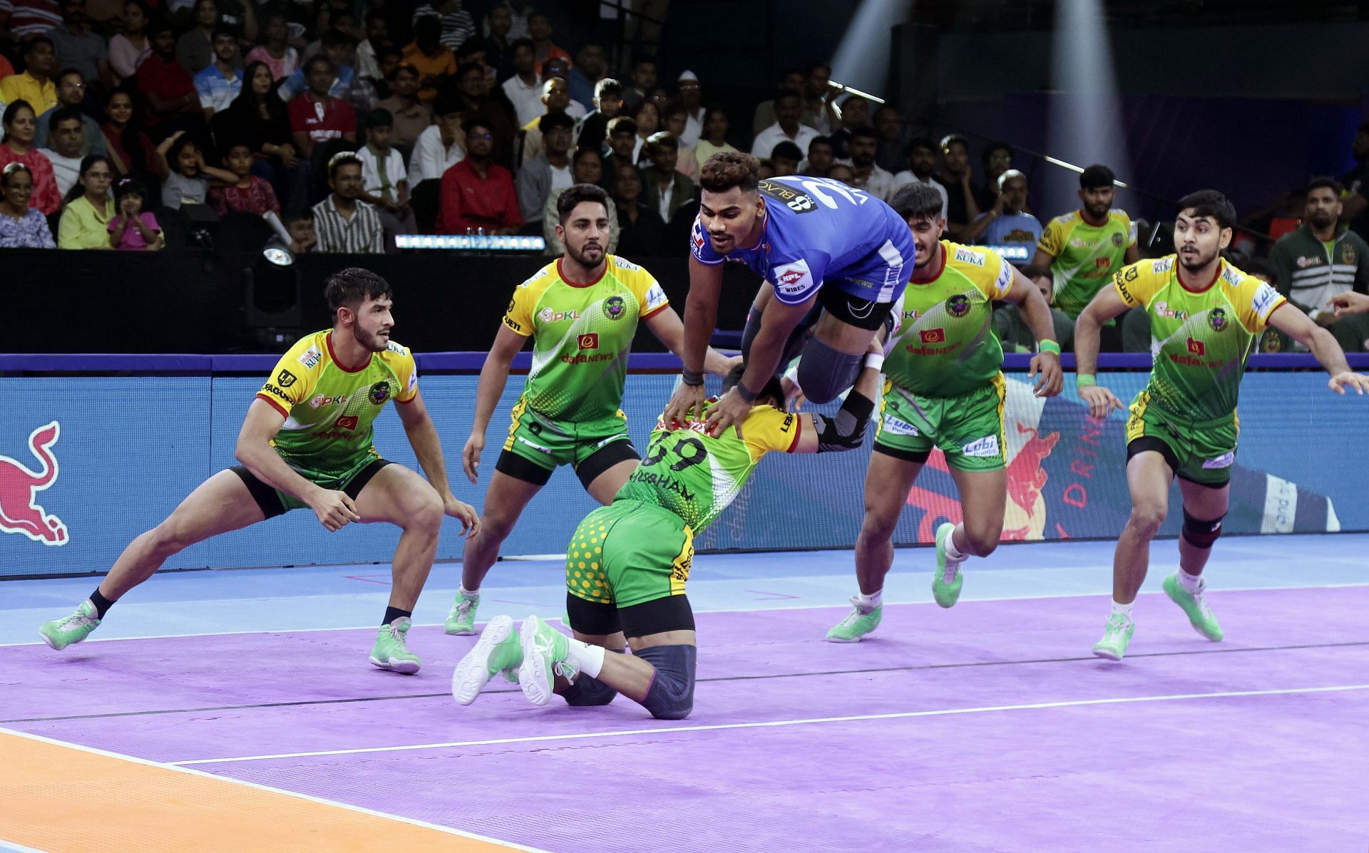 Vishal jumps over the Patna Pirates defenders (image via PKL)