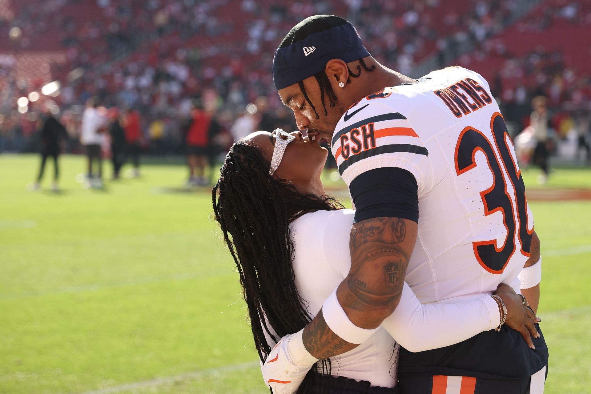 Biles and Owens at the Chicago Bears v San Francisco 49ers game (Image Source: Getty)