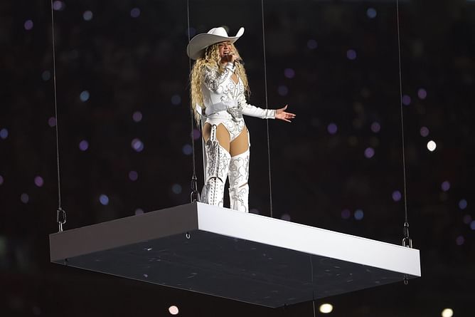 "Loving the Diddy White Party theme"- Internet reacts to Beyonce's NFL Halftime Show performance