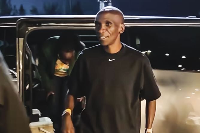 WATCH: Olympic legend Eliud Kipchoge soaks in the electric atmosphere of ONE Friday Fights 89 in Bangkok