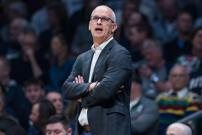 Dan Hurley shows up to watch Duke signee Cameron Boozer’s matchup vs 4-star UConn commit