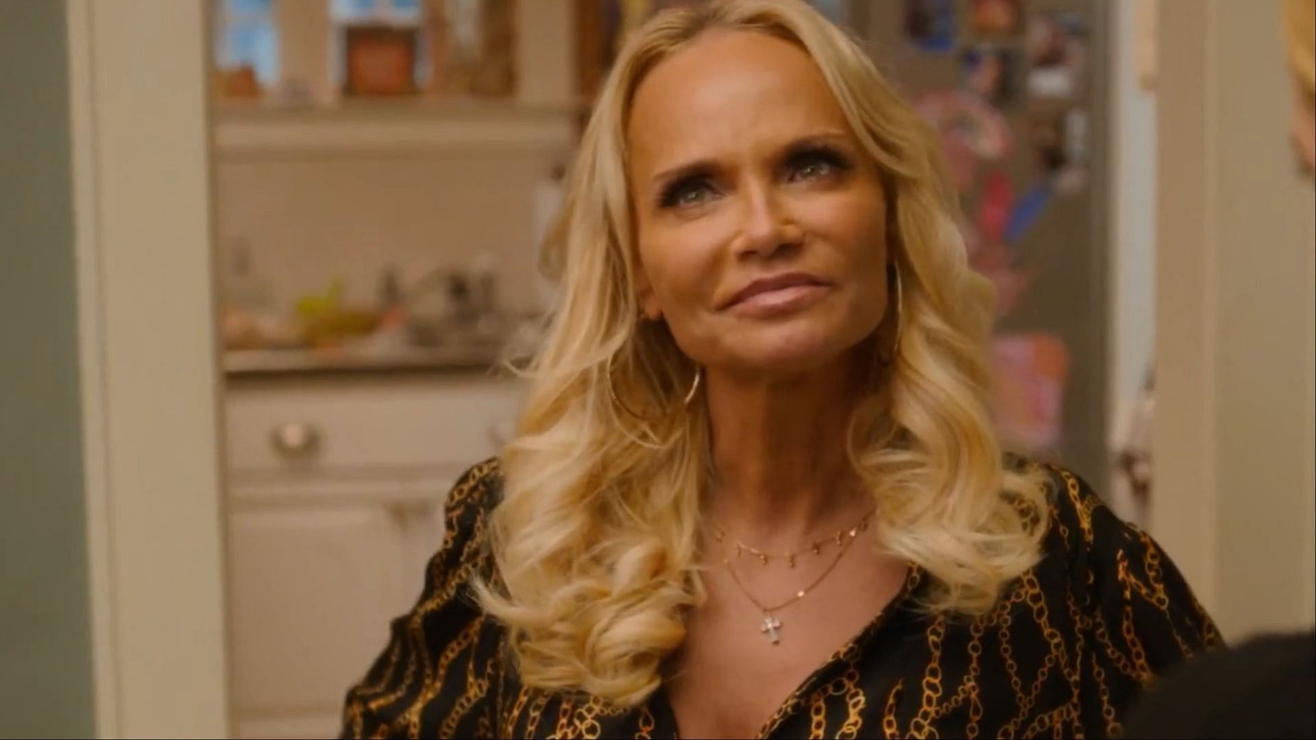 Kristin Chenoweth as Aunt Susan (Image via Netflix)