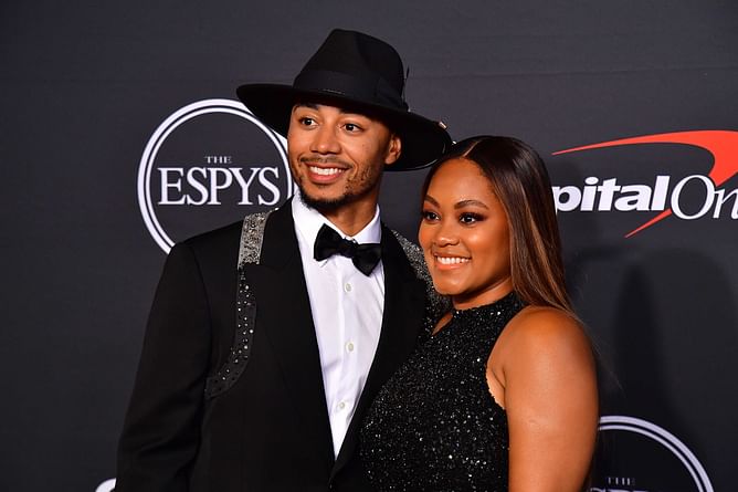 Mookie Betts' wife Brianna wows in chic green-black ensemble with golden accents in latest mirror selfie
