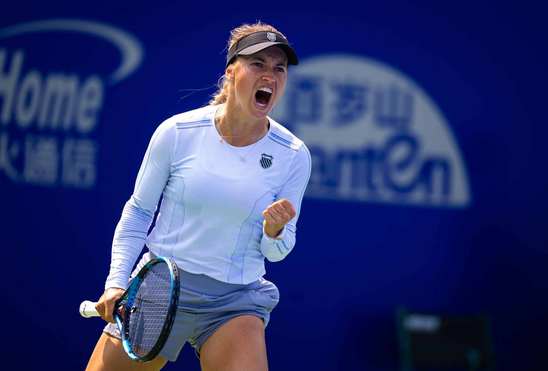 Is Pam Shriver coaching Donna Vekic?