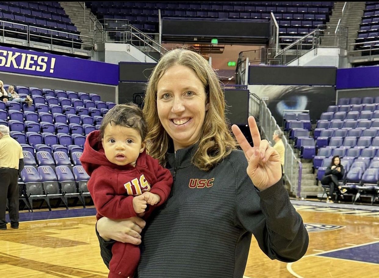 USC head coach Lindsay Gottlieb and daughter. 